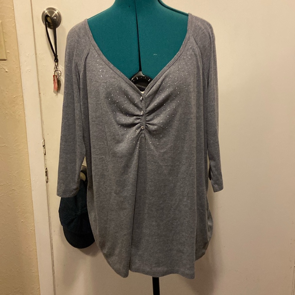Grey 3/4 length sleeves v-neck Top Sparkly Buttons w/shiny nail head sliver